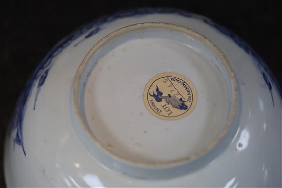 A pair of Chinese Nanking cargo blue and white bowls, Qianlong period, diameter 19cm